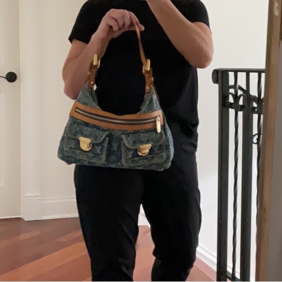 Louis Vuitton
Monogram Denim Baggy with additional crossbody strap. - Picture 15 of 17